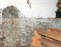 Freigelegter Stolleneingang im Inneren der Bergknappenkapelle St.Agatha