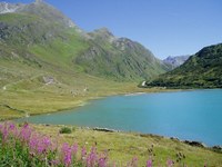 Lake Zeinis - In the background the Fluhspitzen slopes and the Gorfen peak
